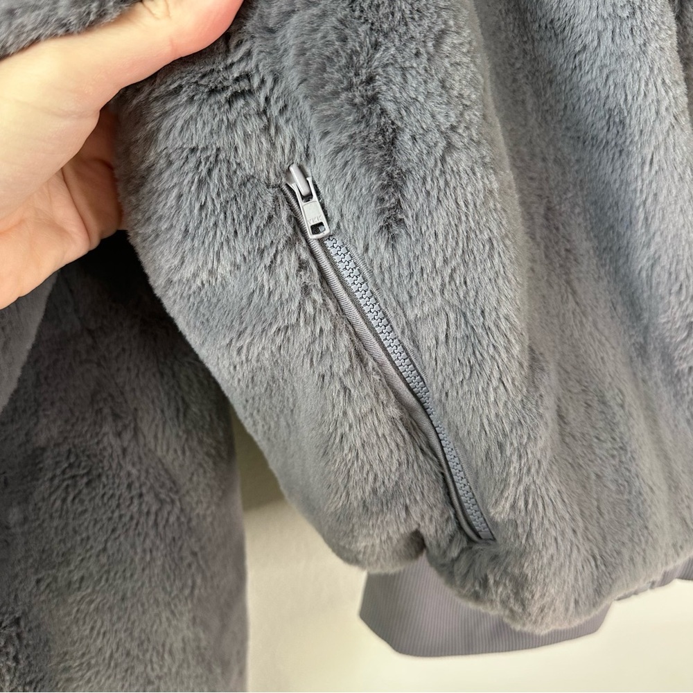 ALO YOGA FAUX FUR FOXY JACKET in FOG SZ S - Picture 7 of 11